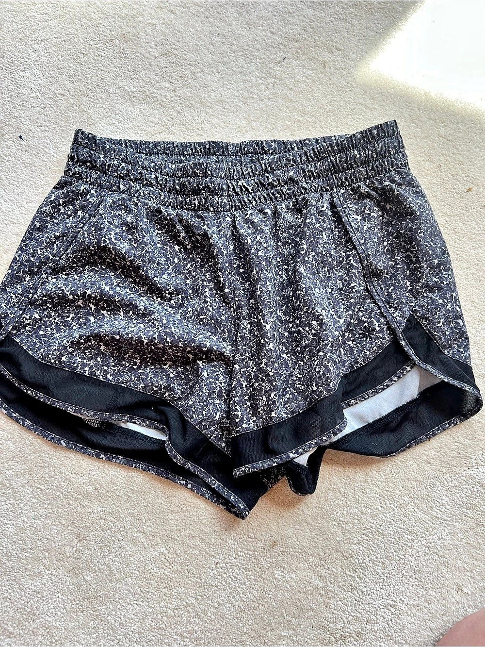 Athleta Short V 4" Athletic Shorts Black & White